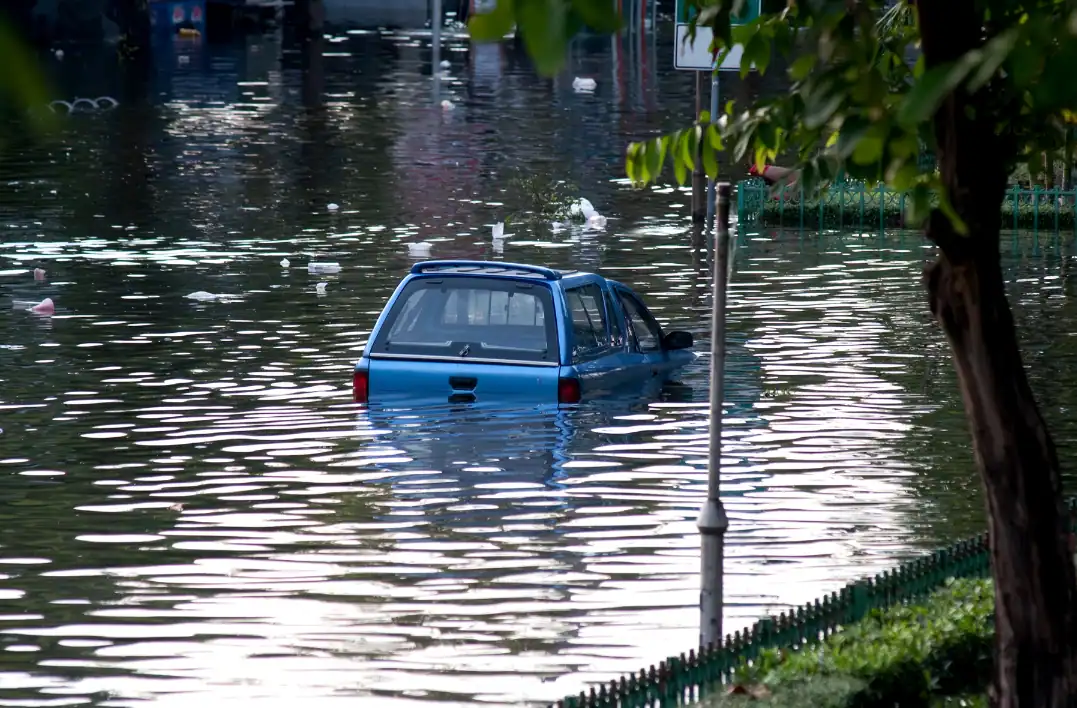 Hoog water straat Nederland Hoog water straat Nederland