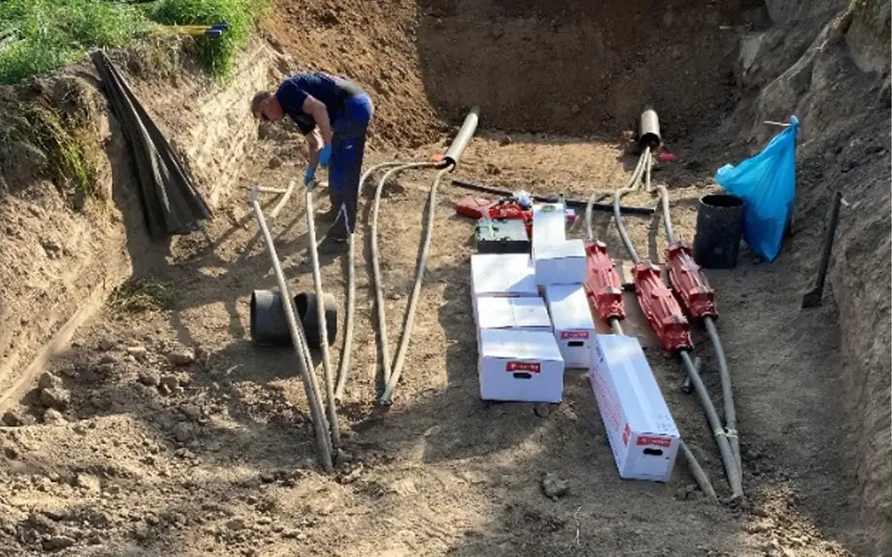 Cable Joint Installation in German Wind Farm Installazione di un giunto LoviSil® diritto nel parco eolico Germania di Elbdeich, progettato per garantire connessioni affidabili in ambienti soggetti ad alta umidità.