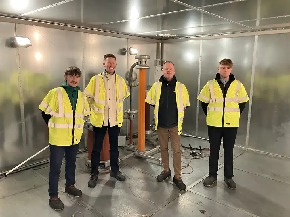 Visit to Lovink Enertech test laboratory Besuch des Lovink Testlabors durch den Vertriebspartner Vereinigtes Königreich Thorne & Derrick für Kabelmuffen und Mittelspannungsprüfungen