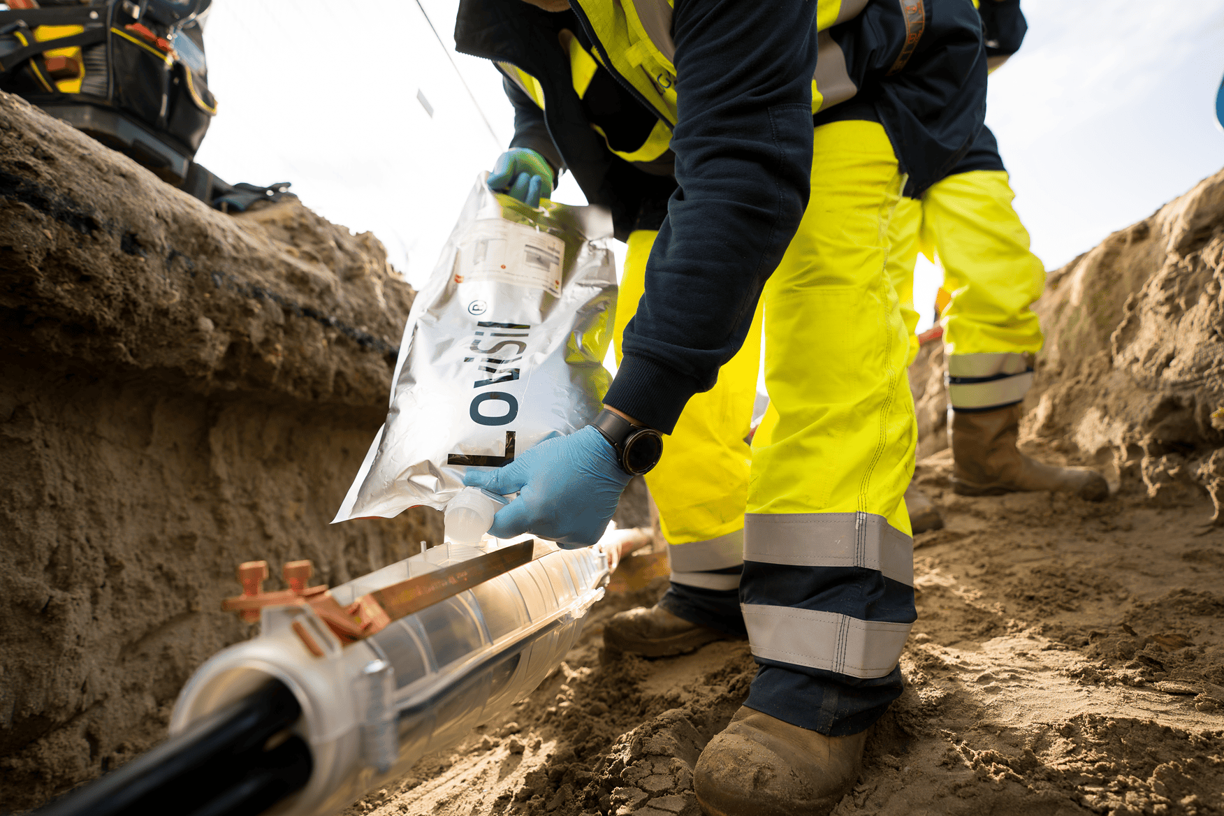 Pouring LoviSil insulation Einfüllen von LoviSil Flüssigsilikon in eine Kabelmuffe für eine zuverlässige Mittelspannungsverbindung in erneuerbaren Energienetzen