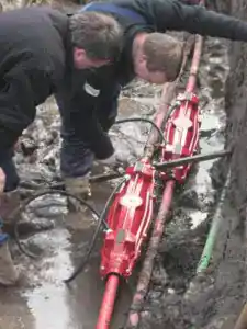 Montage-crossbonding-kabelmof-225×300 cable joints for waterlogged areas in Pit